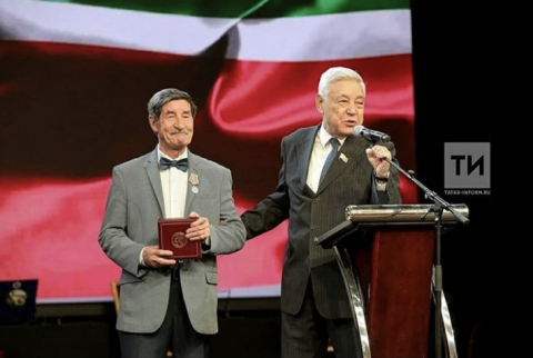 Фәрит Мөхәммәтшин белән. Татарстан Язучылар Берлегенең 85 еллыгы тантанасында