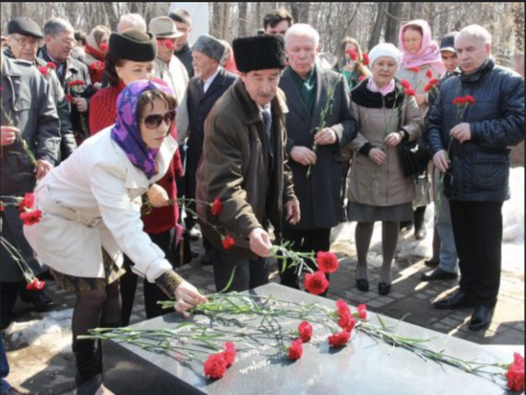 Әхәт Гаффар Г. Тукай каберенә чәчәк сала. 2015 ел