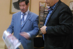 "Татарстан" радиостудиясендә. Әхәт Гаффар һәм сәнгать-әдәбият бүлегенең шеф-редакторы Нәсим Акмал. 2017 ел