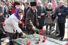 Әхәт Гаффар Г. Тукай каберенә чәчәк сала. 2015 ел